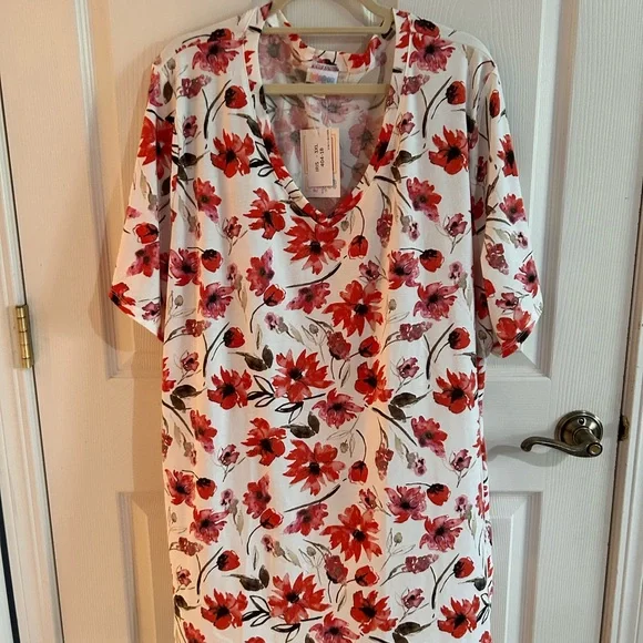 LuLaRoe “Iris” Floral Short Sleeve Tee - Red and White - Picture 1 of 3